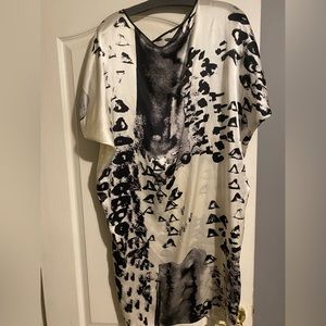 Josie Natori kimono sz L
